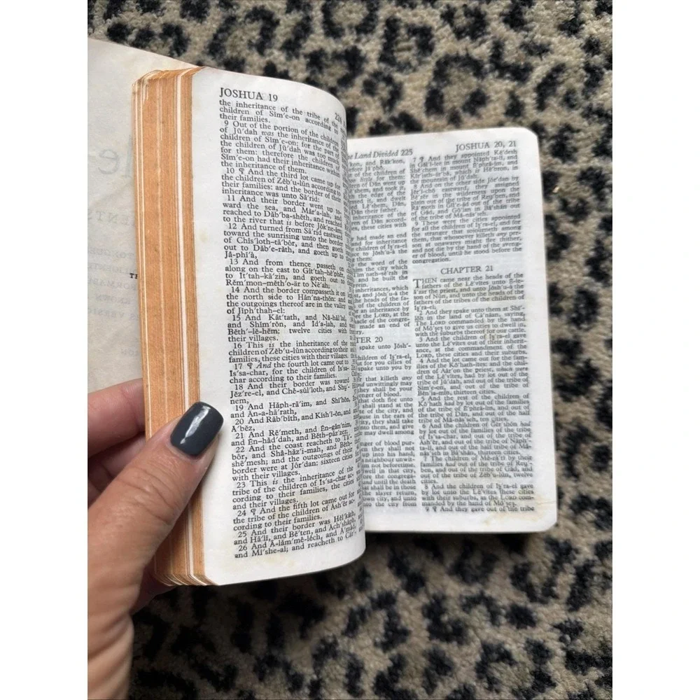 1950s Holy Bible KJV Self Pronouncing World Publishing Co Pocket Bible & Box VTG